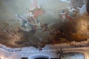 Das restaurierte Deckengemälde im Gartensaal – Führung im Schloss Ebnet